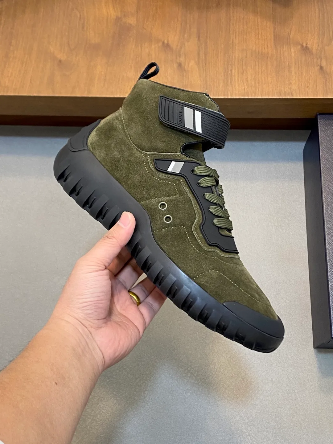 Men's shoes 💰860 Prada/Prada's new men's patchwork casual sports boots! The shoe's exquisite stitching outlines a unique geometric texture, and contemporary lines and details reinterpret the classic sports style. The upper is made of ultra-official material, and the lining is full cowhide. It is lightweight, breathable, practical and versatile. The tongue is decorated with the Prada Milano logo, and the logo print is embellished with the laces. It is paired with a 2.5cm two-color rubber sole to create a comfortable wearing experience. Comes with full set of original packaging dust bag! Size: 39-40-41-42-43-44 (45 customized) standard leather shoe size